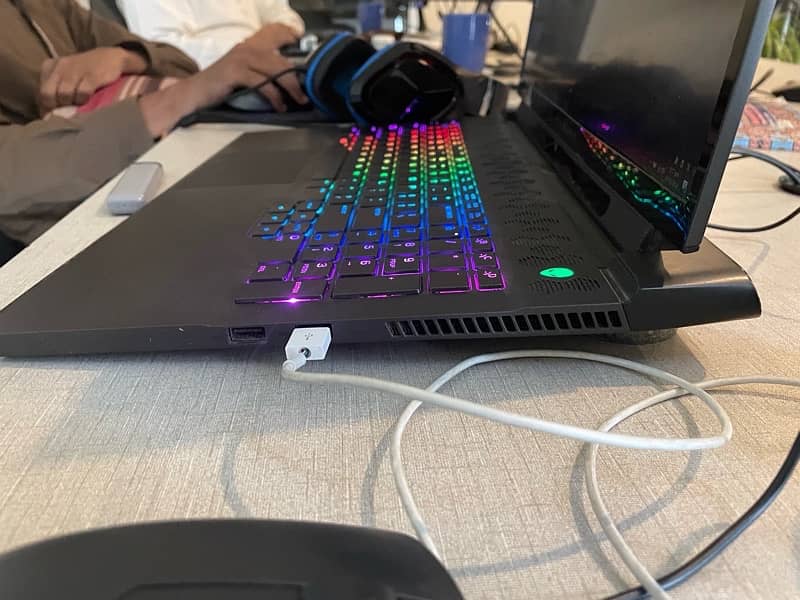 ALIENWARE M17 R2 RTX 2060 | core i7 | 16 GB RAM | 512 SSD 6