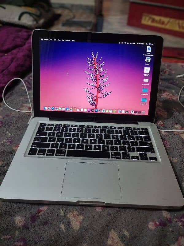 MacBook pro 2012 4gb ram 320 gb hard drive 2 hour battery backup 6