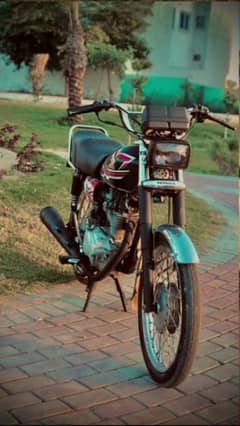 Honda 125.  Lush condition