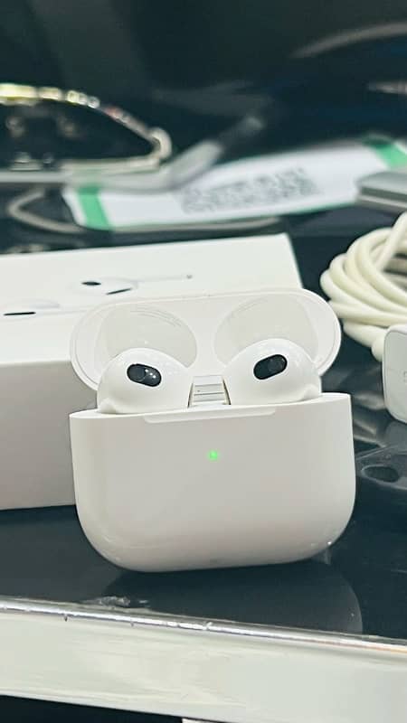 Apple Airpods (3rd generation) 1