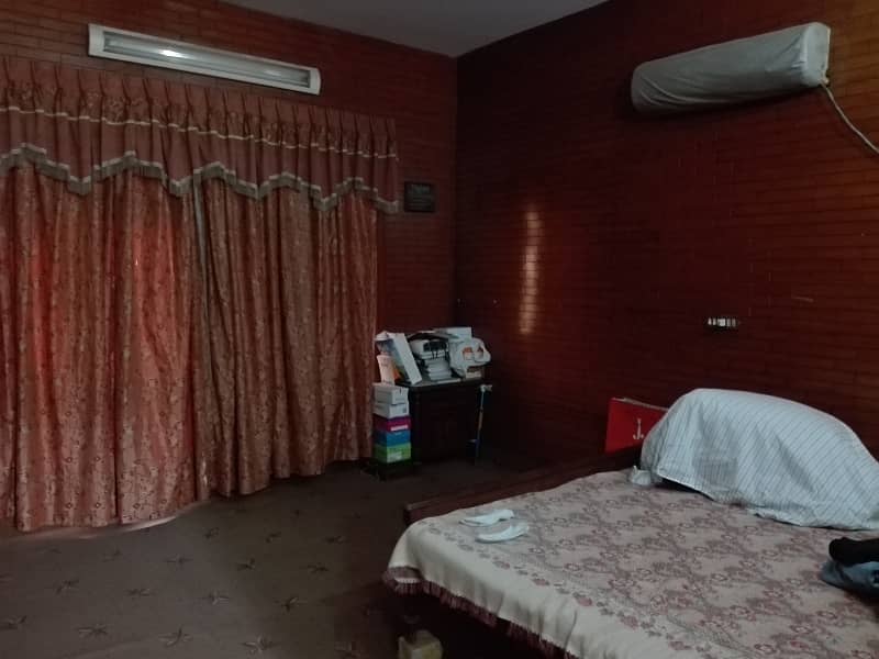 Single Storey 10 Marla House Available In Allama Iqbal Town For rent 4