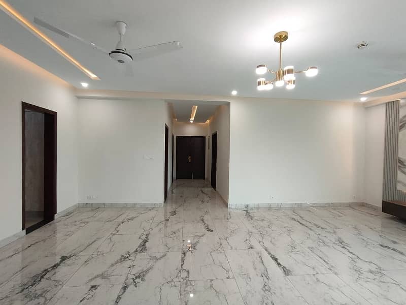 Almost Brand New Open View 10 Marla 3 Bed Apartment on 8th floor is Available for Rent In Askari-11 Sec-D,,Lahore 4