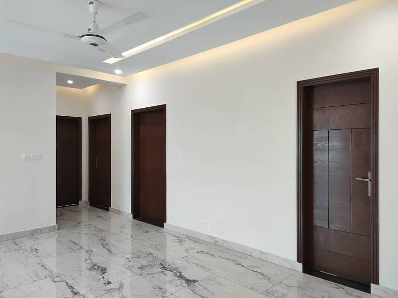 Almost Brand New Open View 10 Marla 3 Bed Apartment on 8th floor is Available for Rent In Askari-11 Sec-D,,Lahore 5