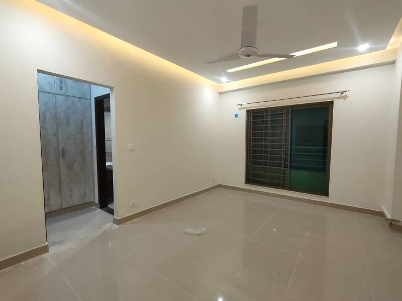 Almost Brand New Open View 10 Marla 3 Bed Apartment on 8th floor is Available for Rent In Askari-11 Sec-D,,Lahore 10