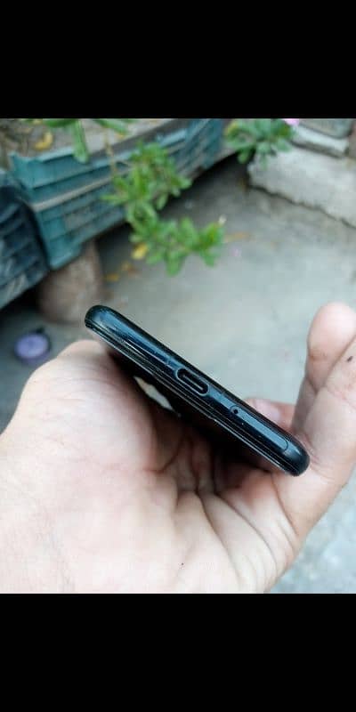 pixel 3A 4/64 non PTA 10 bye sirf chhota sa dot hai 0