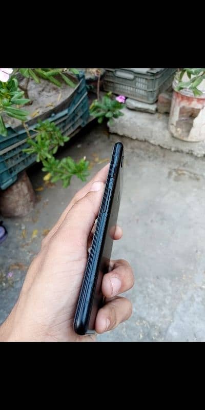 pixel 3A 4/64 non PTA 10 bye sirf chhota sa dot hai 1