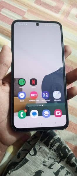 Samsung Galaxy A35 5G box open 0