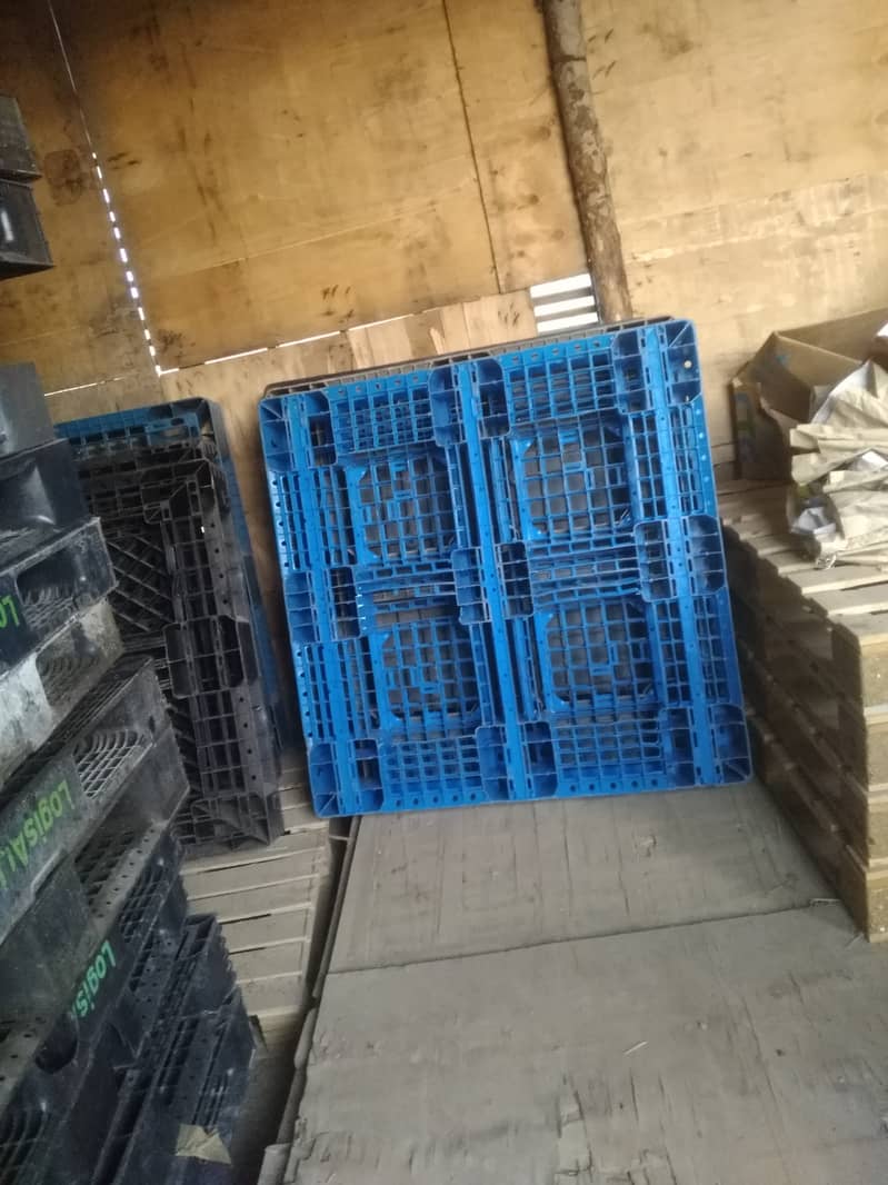 Plastic and wooden pallets 2