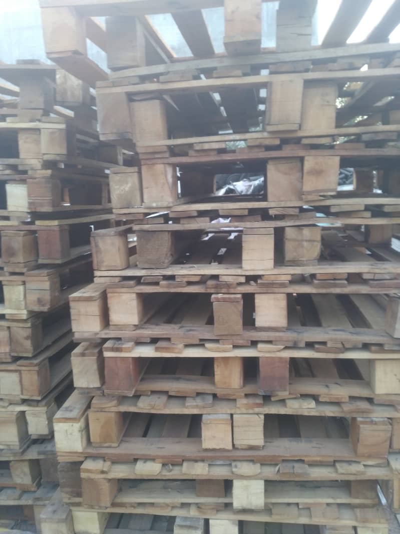 Plastic and wooden pallets 3