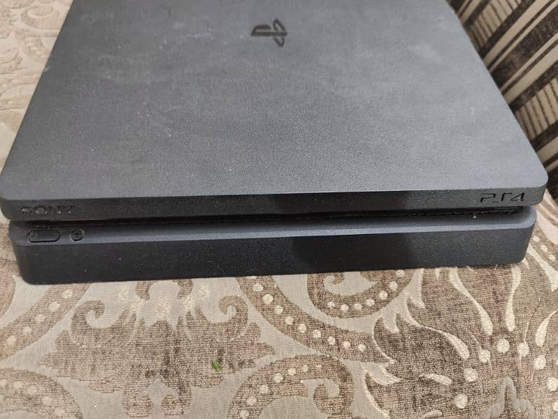 PS4 SLIM 1 TB with two controllers 3