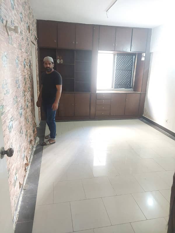 A Flat Of 2200 Square Feet In Gulistan-E-Jauhar - Block 18 4