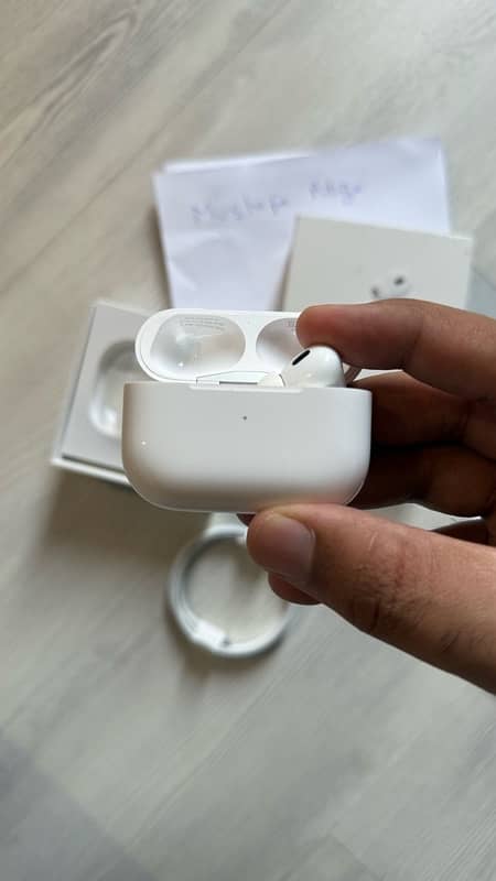 AirPods Pro 2 Lightning Port 2