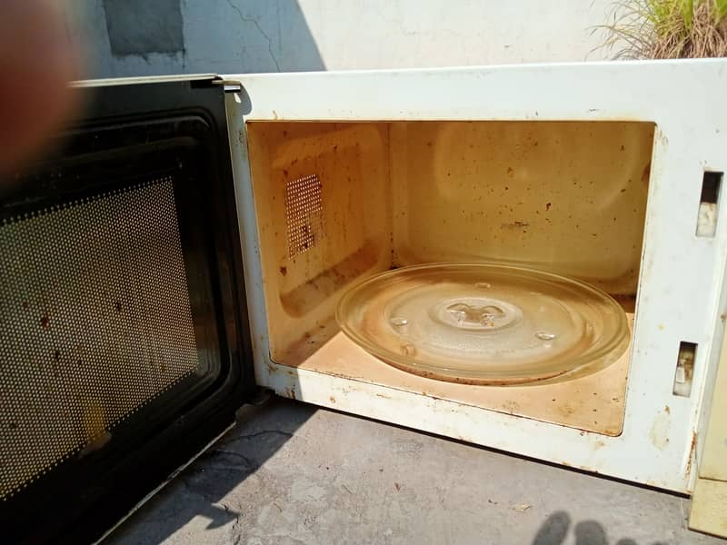 Micro wave oven for sale in good working condition 4