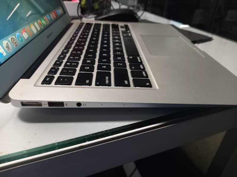 MacBook Air (13 – inches , Early 2015) 2