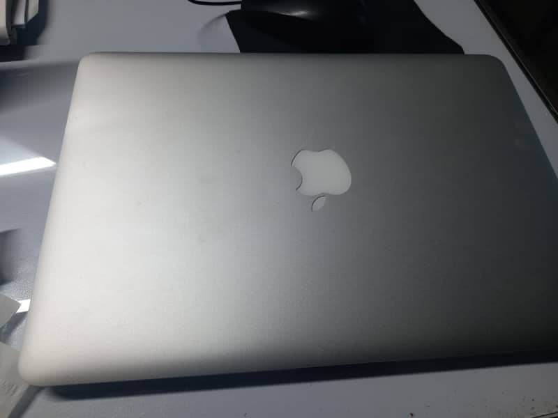 MacBook Air (13 – inches , Early 2015) 3