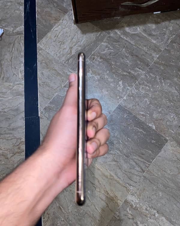 Iphone 11 pro max non pta 10/10 condition water pack 4