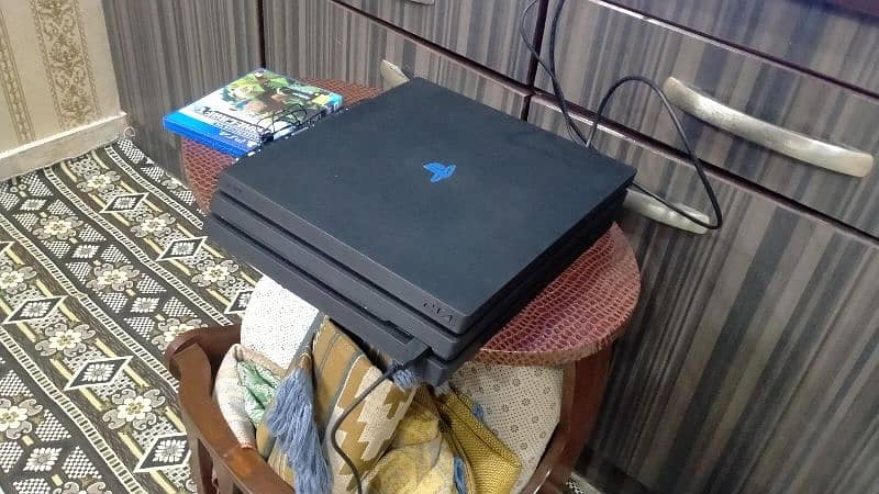 A PS4 PRO 1TB (USED) 2