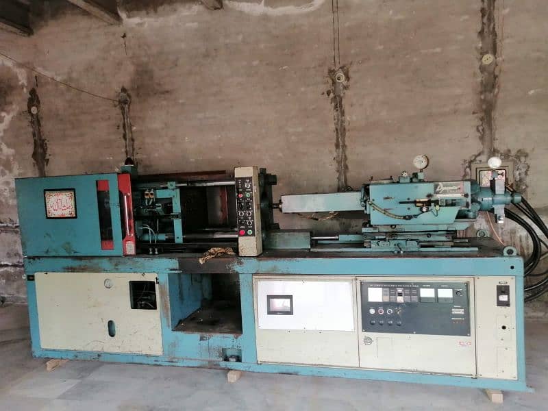 injection molding machine 1