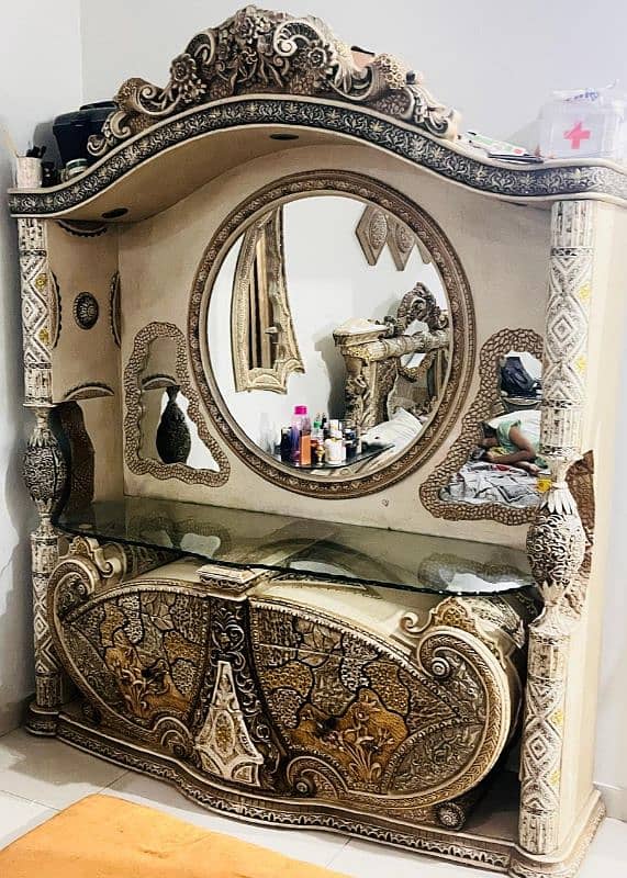 dressing console in good condition 0