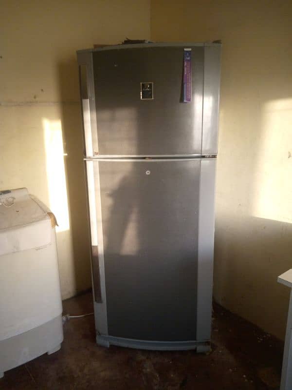 Dawlance fridge full jombo size or full original condition. . . 1