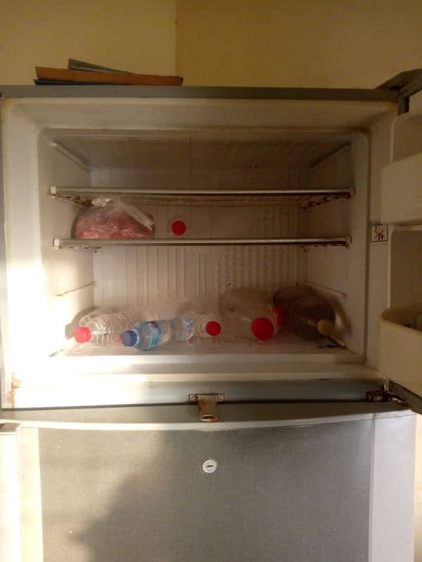 Dawlance fridge full jombo size or full original condition. . . 5