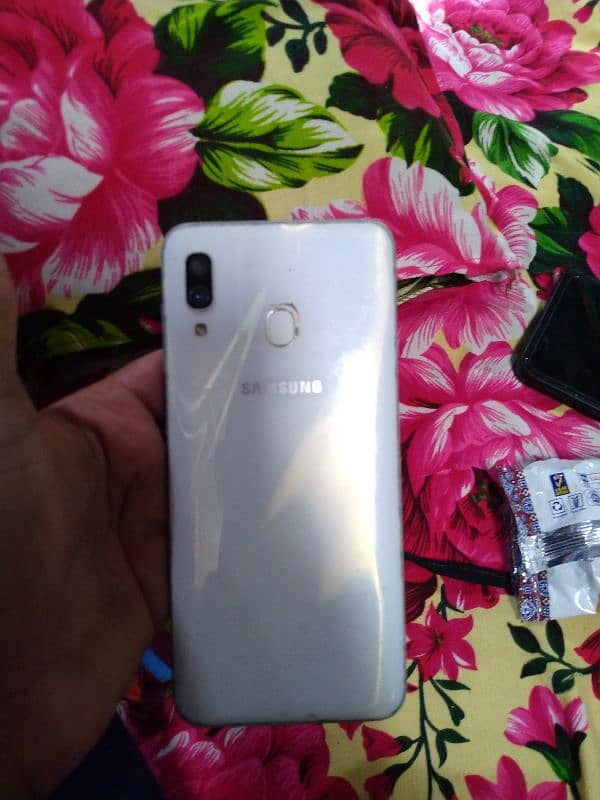 17500 faenal samsong galaxy a30 4 64. widh box chrjar complete saman 3