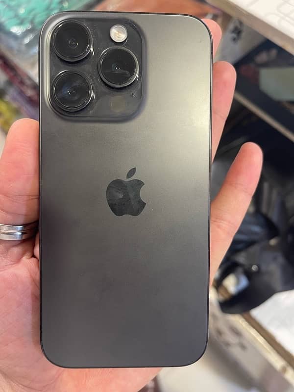 iPhone 15 pro jet black 3