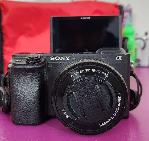 Sony A6400 with kit lens, memory card and mic 0