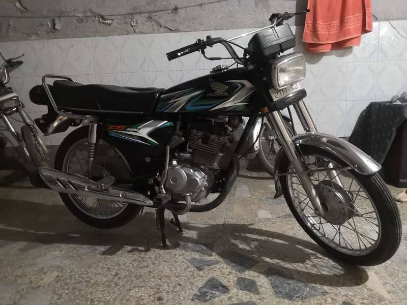 I am saleing my Honda 125 good condition 0