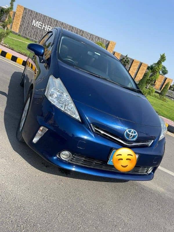 Toyota Prius Alpha 2014 1