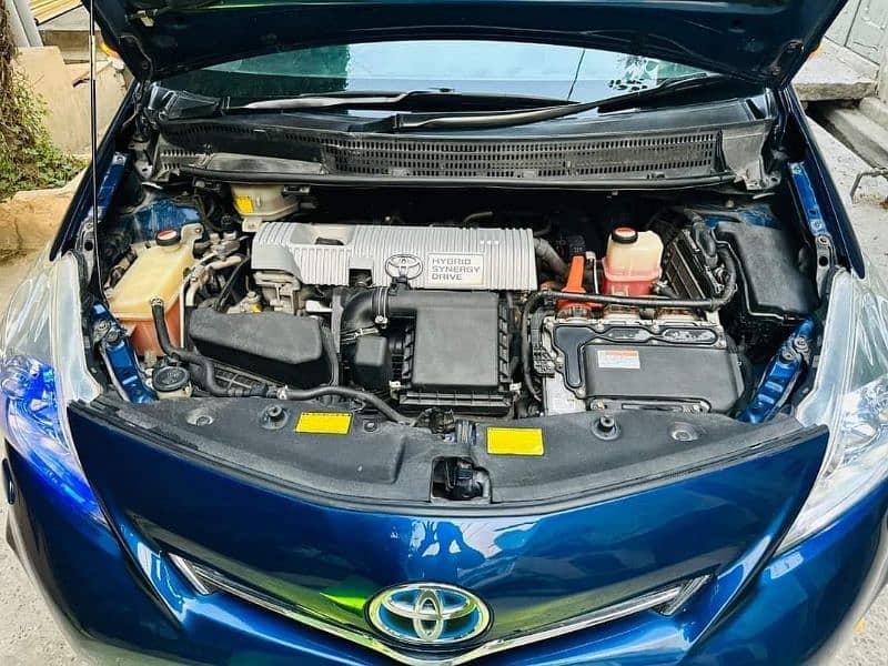 Toyota Prius Alpha 2014 8