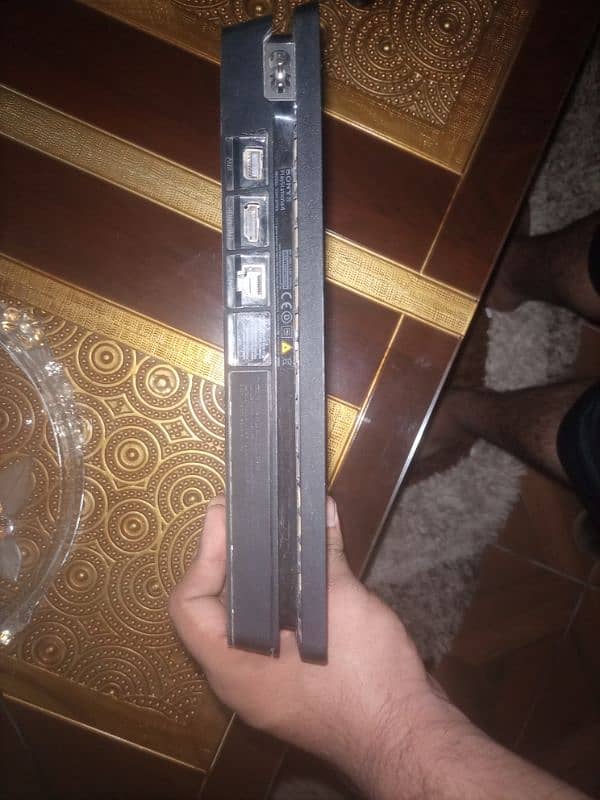 PS4 slim  1TB 2