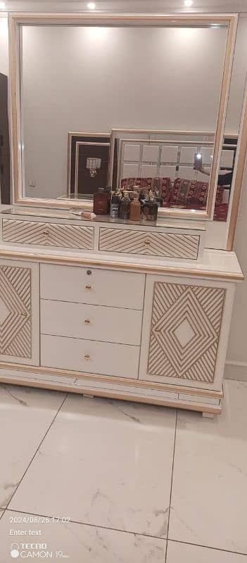 Bed set side tables and dressing table 5