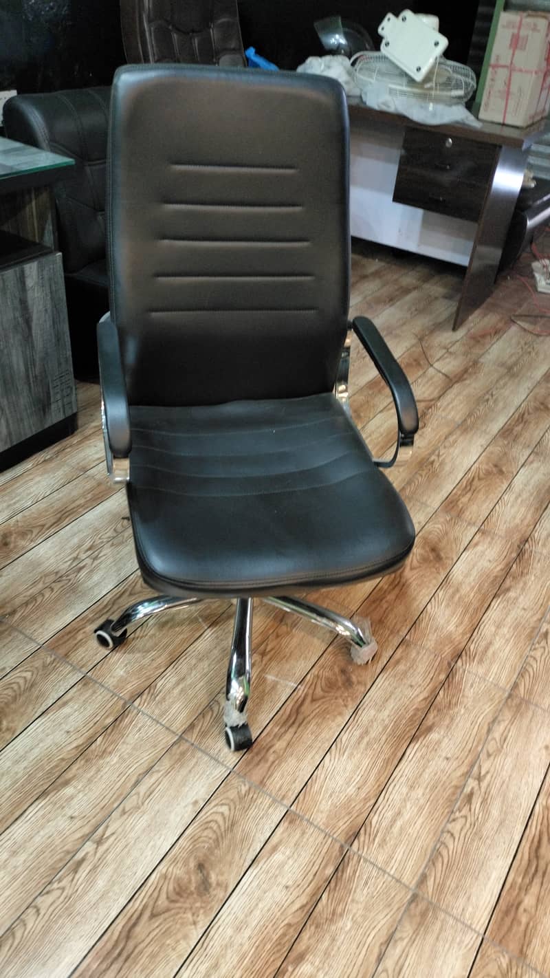 Office chair looks new hardly 2 months used 1