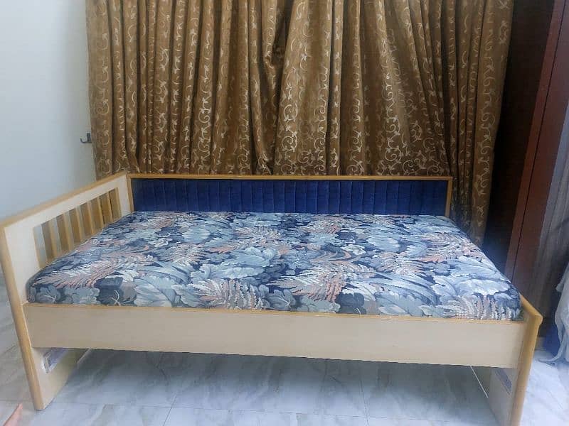 single bed ( dewaan style) 1