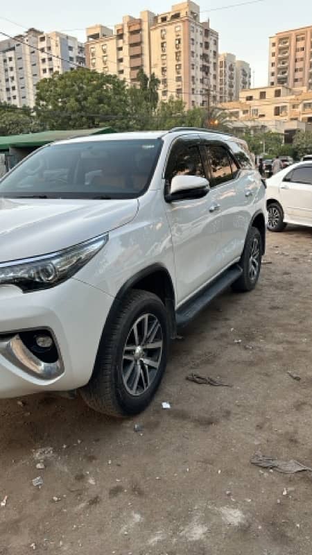 Toyota Fortuner V 2020 1