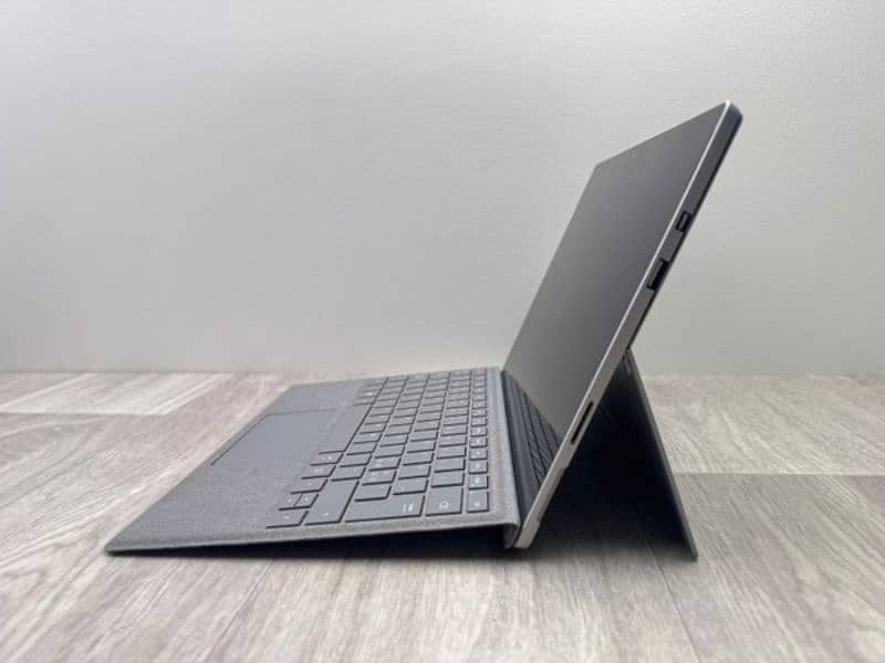 Surface Pro 4 "6th Generation" Detatchabe Keyboard 1