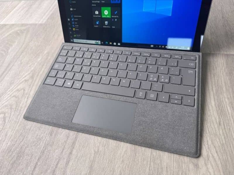 Surface Pro 4 "6th Generation" Detatchabe Keyboard 4