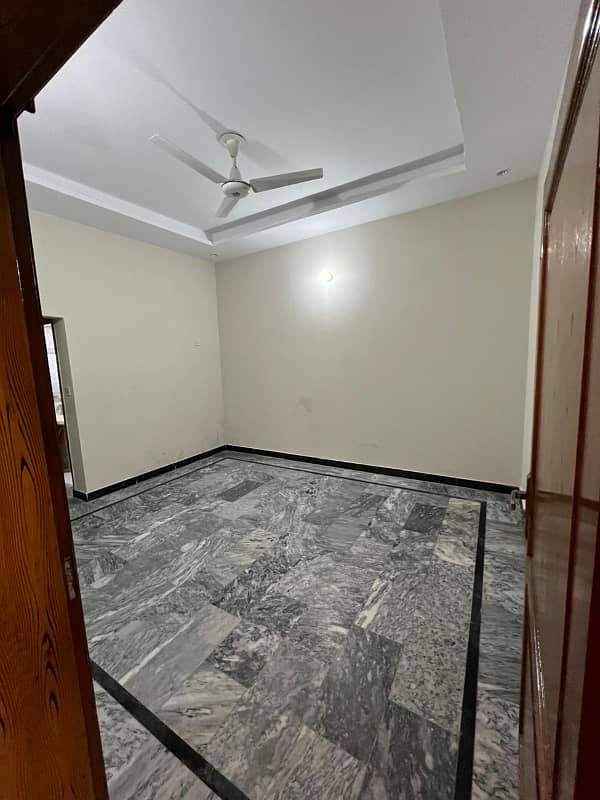 House available for rent Pani bjli gas's 2 meter 6