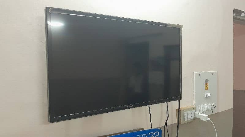 Samsung 32" origional LED TV 8