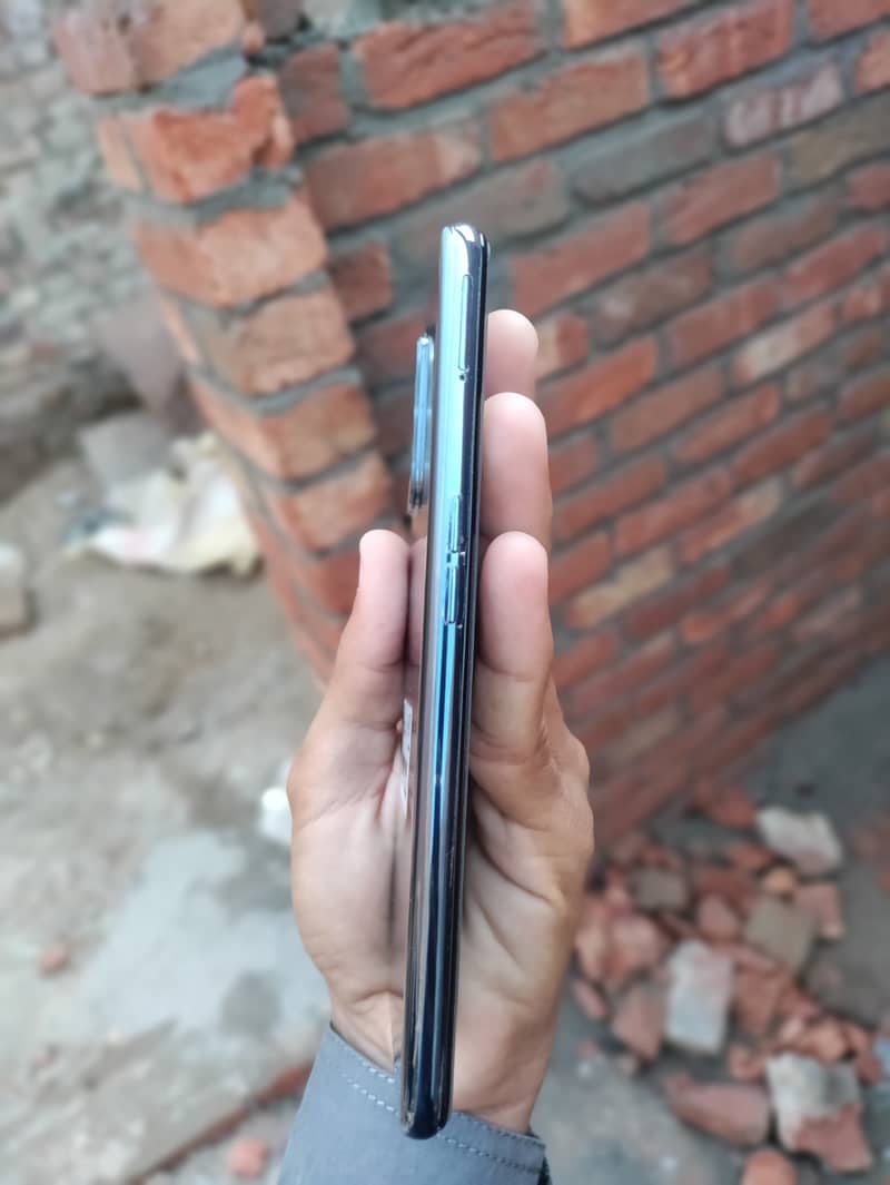 One plus Nord N200 5G. 4+4 gb 64gb. Non pta 2