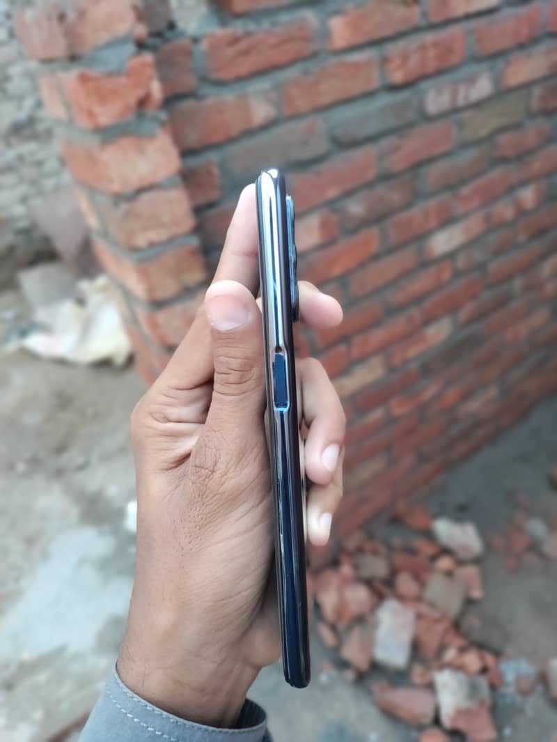 One plus Nord N200 5G. 4+4 gb 64gb. Non pta 5