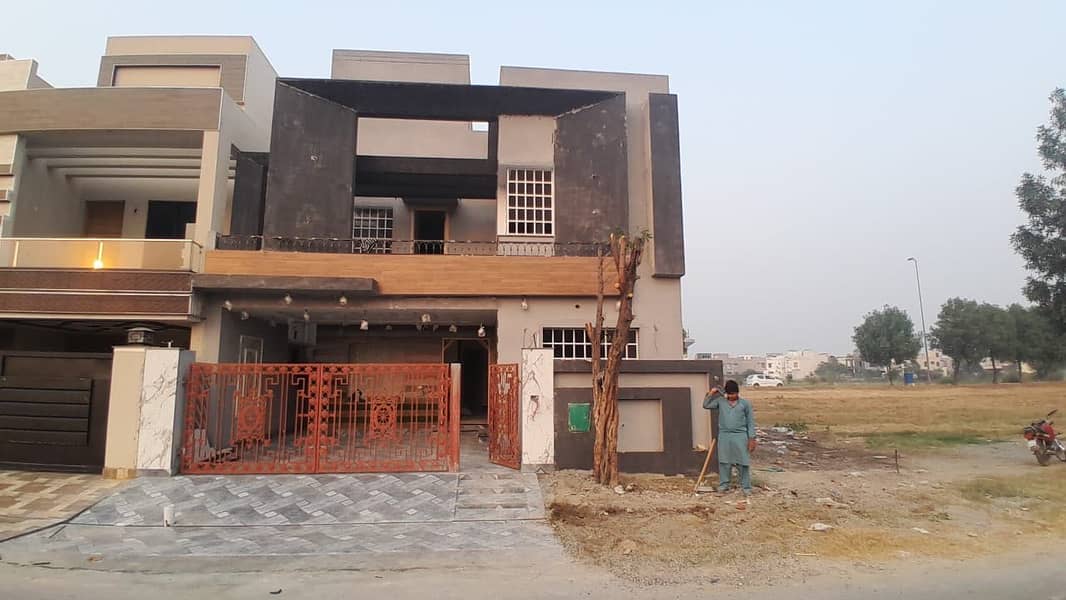 FACING PARK BRAND NEW HOUSE 8 MARLA AVAILABLE FOR SALE IN BAHRIA ORCHARD 0