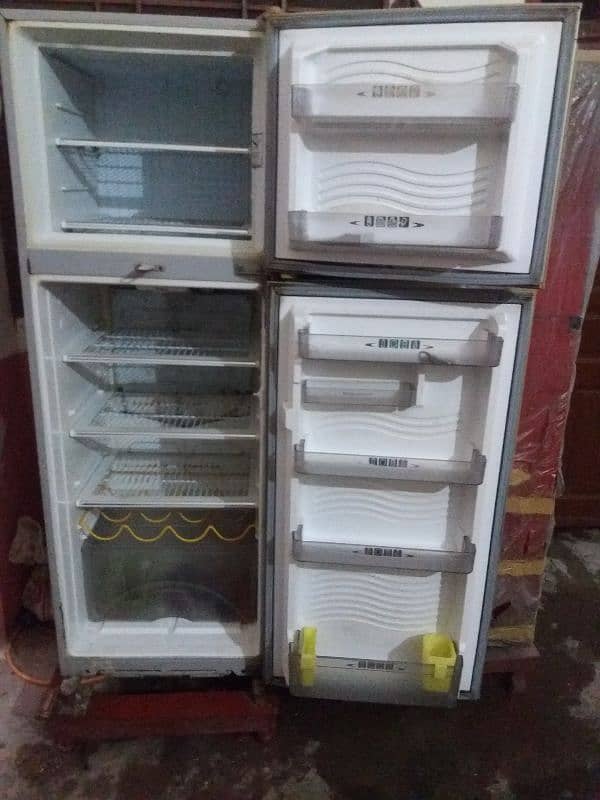 Large Size Dawlance Fridge in Lush Condition. 100% OK & inverter. 1