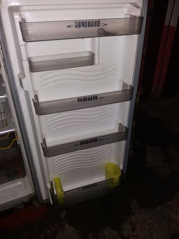 Large Size Dawlance Fridge in Lush Condition. 100% OK & inverter. 4