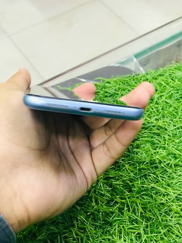 IPHONE XR FACTORY UNLOCK 64gb WATERPACK 3