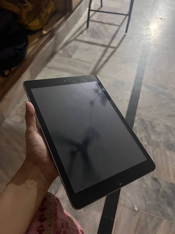 ipad 6 gen for sale. Apple pencil included 1