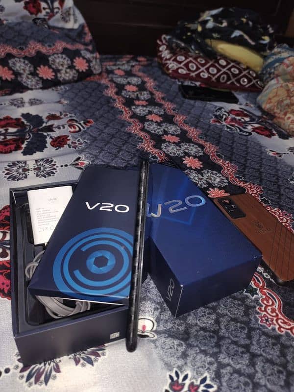 Vivo v20 with orignl box and 33w charger exchange possible read add 2