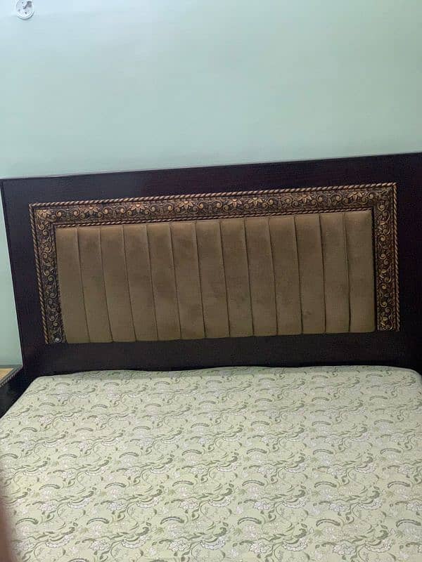 Queen size bed with two sidetables 2