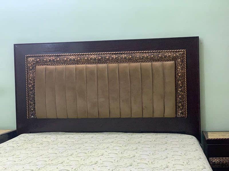 Queen size bed with two sidetables 3